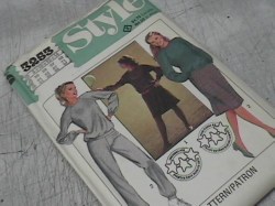 3253 STYLE KNIT PULLOVER LS DRESS, TOP,SKIRT,PANTS PATTERN 8-14